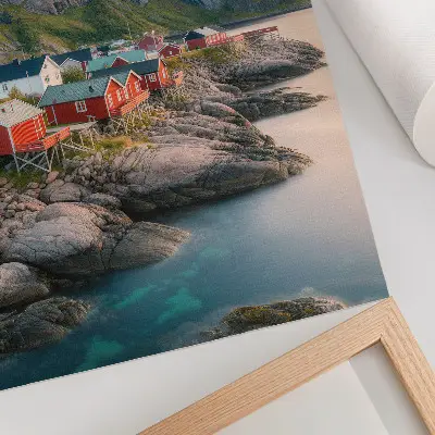 Kunstdruck auf Leinwand charmante Ferienhäuser am ruhigen Meer vor majestätischen Bergen