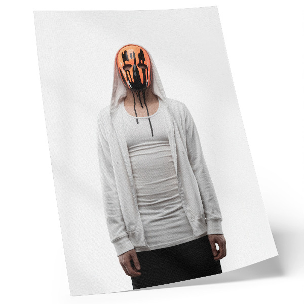 Poster Eine Gestalt mit orangefarbener Maske in weißer Kleidung