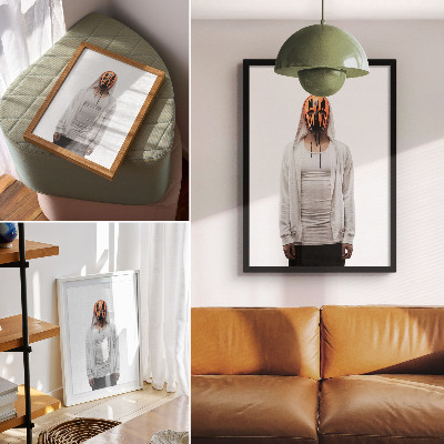 Poster Eine Gestalt mit orangefarbener Maske in weißer Kleidung
