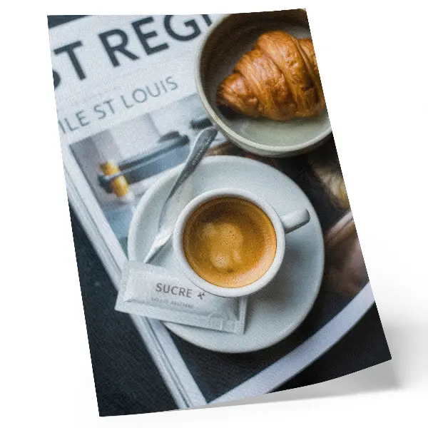 Kunstdruck auf Leinwand mit elegantem Kaffeecroissant vor schwarz-weißem Hintergrund zur Entspannung