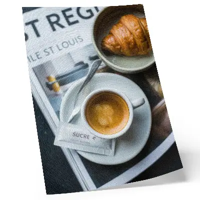 Kunstdruck auf Leinwand mit elegantem Kaffeecroissant vor schwarz-weißem Hintergrund zur Entspannung