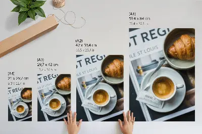 Kunstdruck auf Leinwand mit elegantem Kaffeecroissant vor schwarz-weißem Hintergrund zur Entspannung