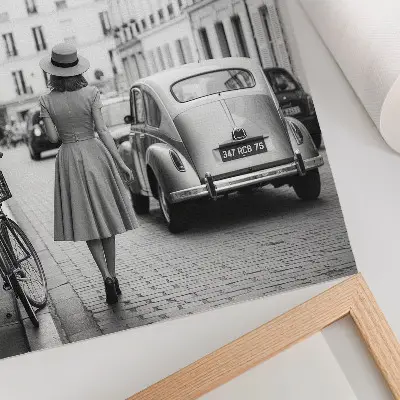 Poster Frau mit Retro-Charme in der Stadt mit klassischem Auto