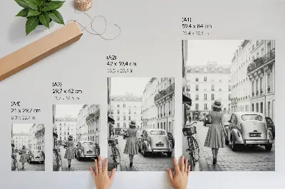 Poster Frau mit Retro-Charme in der Stadt mit klassischem Auto