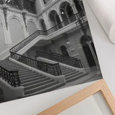 Kunstdruck auf Leinwand dekorative Treppe mit großen Fenstern und hohen Decken