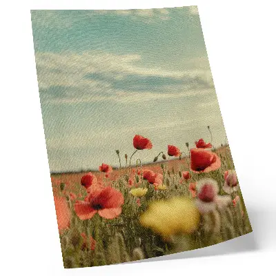 Wandposter ein Mohnfeld unter blauem Himmel in pastellfarbener Eleganz