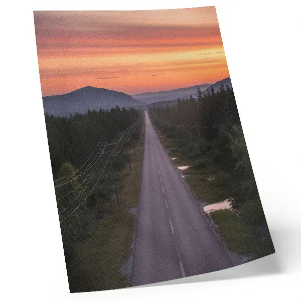 Kunstdruck auf Leinwand eine gerade Straße durch den Wald im pastellfarbenen Sonnenuntergang