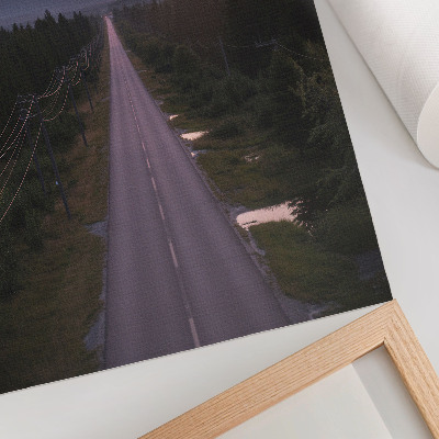 Kunstdruck leinwand Eine gerade Straße durch den Wald in einem pastellfarbenen Sonnenuntergang