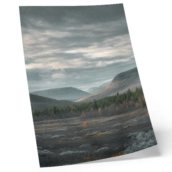 Poster bewölkte Berge, grüne Bäume und ein friedliches Tal