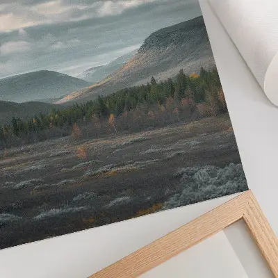 Poster bewölkte Berge, grüne Bäume und ein friedliches Tal