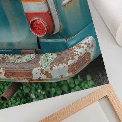 Kunstdruck auf Leinwand mit Moos, Rost und türkisfarbenem Lack bedecktes Auto
