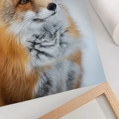 Poster mit einem Porträt eines fröhlichen Fuchses in winterlicher Umgebung