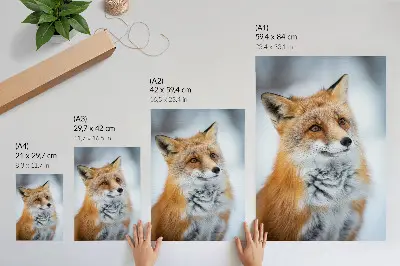 Poster mit einem Porträt eines fröhlichen Fuchses in winterlicher Umgebung
