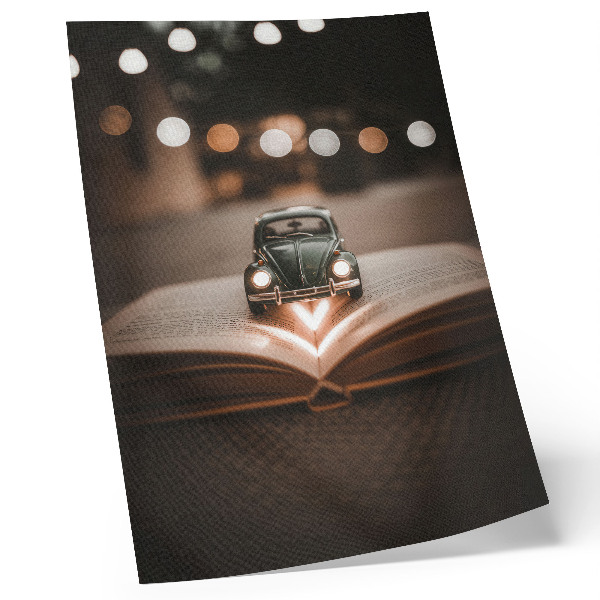 Poster Miniaturauto auf einem Buch mit magischen Lichtern