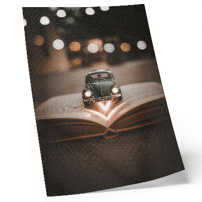 Poster Miniaturauto auf einem Buch mit magischen Lichtern