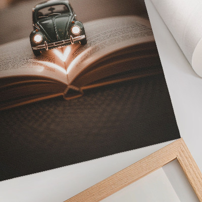 Poster Miniaturauto auf einem Buch mit magischen Lichtern