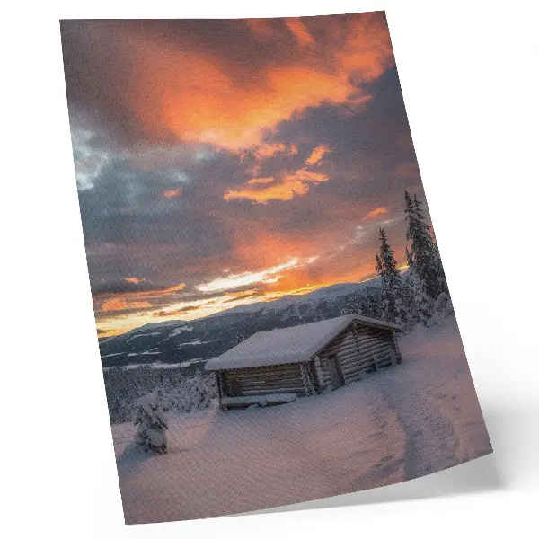 Poster Winterunterkunft bei orangefarbenem Himmel in der Natur