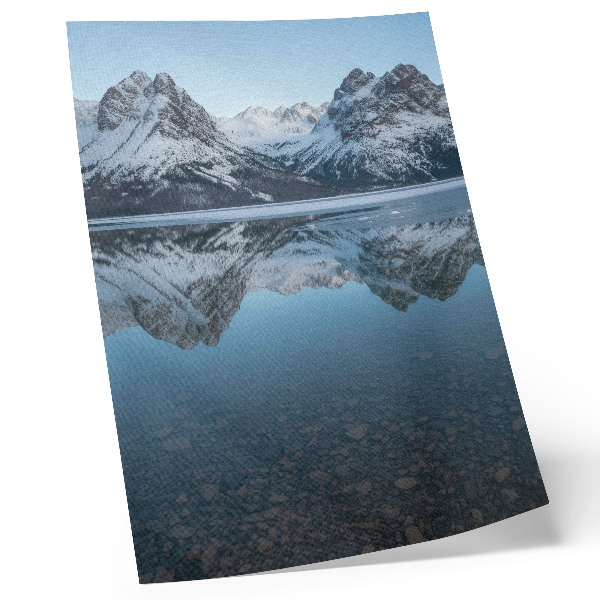 Wandposter Symmetrische Winterberge spiegeln sich im See