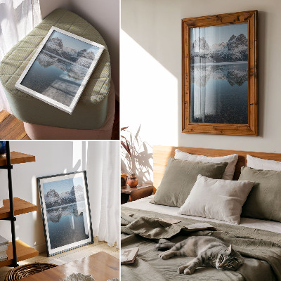Wandposter Symmetrische Winterberge spiegeln sich im See