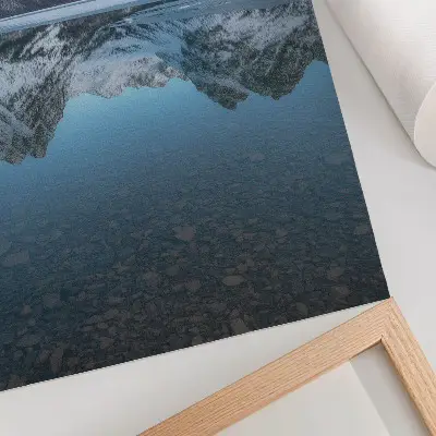 Wandposter mit symmetrischen Winterbergen im See
