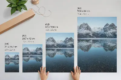 Wandposter mit symmetrischen Winterbergen im See