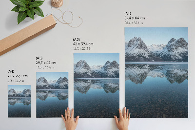 Wandposter Symmetrische Winterberge spiegeln sich im See
