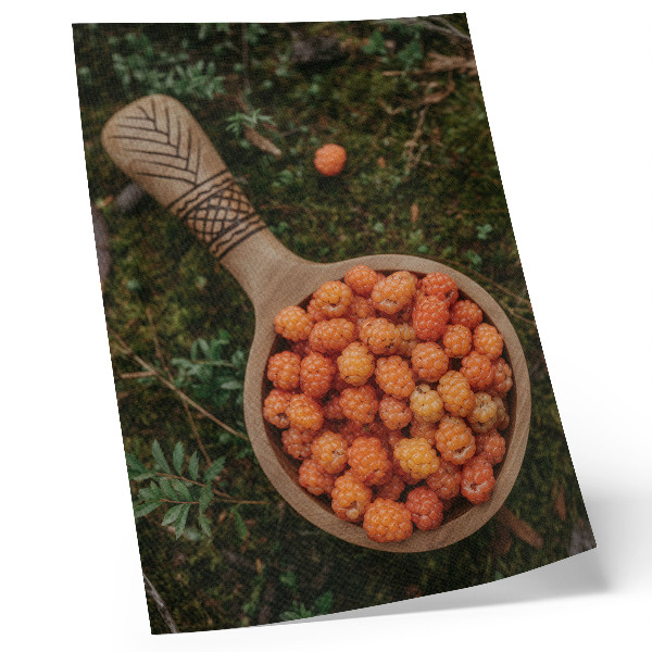 Poster Eine Holzschale mit Beeren vor einem moosigen Hintergrund
