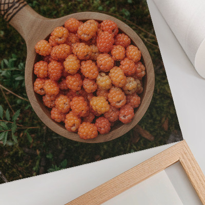 Poster Eine Holzschale mit Beeren vor einem moosigen Hintergrund