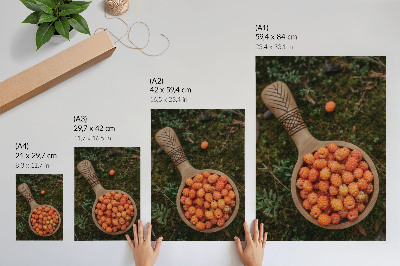 Poster Eine Holzschale mit Beeren vor einem moosigen Hintergrund