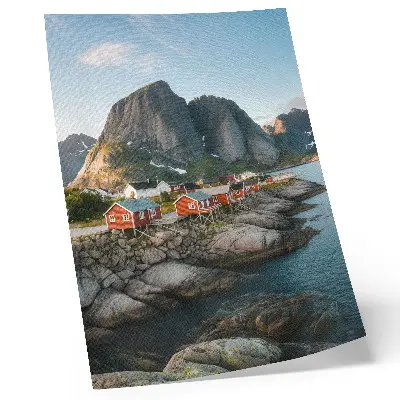 Leinwand-Kunstdruck rote Häuser am Fjord mit Bergen im Sonnenuntergang