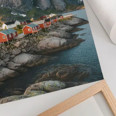 Leinwand-Kunstdruck rote Häuser am Fjord mit Bergen im Sonnenuntergang