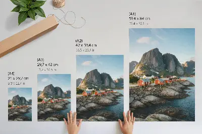 Leinwand-Kunstdruck rote Häuser am Fjord mit Bergen im Sonnenuntergang