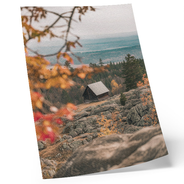 Poster Ein Haus auf einem Felsen zwischen Bäumen im Herbst, friedliche Natur