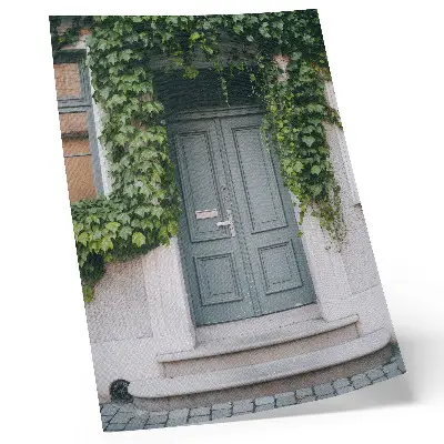 Wandposter grüne Ranken vor grauen Türen in harmonischer Komposition