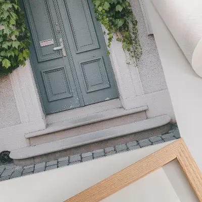 Wandposter grüne Ranken vor grauen Türen in harmonischer Komposition