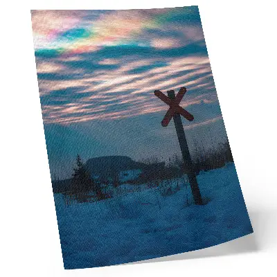 Kunstdruck auf Leinwand atmosphärische Winterlandschaft mit bunten Wolken und einsamem Schild