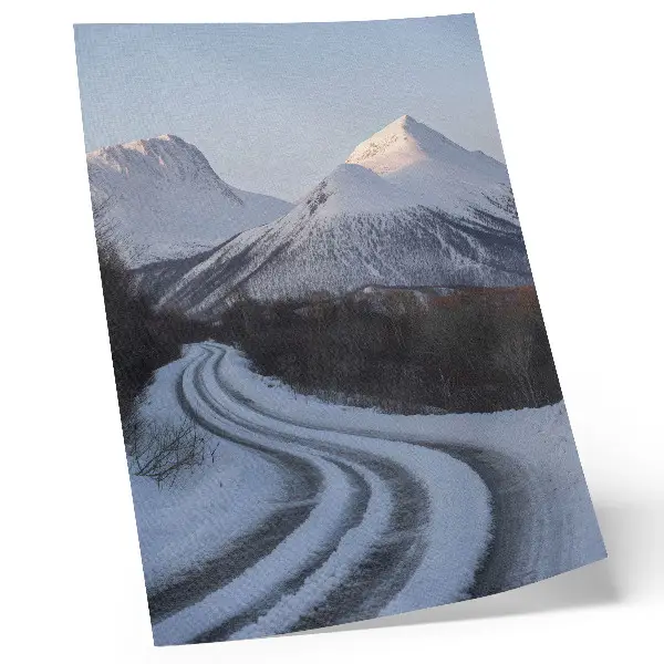 Wandposter Winterlandschaft mit Bergen und Straßenkurven in schöner Optik