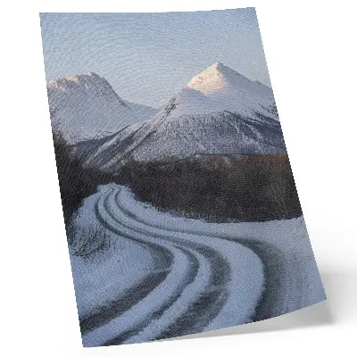 Wandposter Winterlandschaft mit Bergen und Straßenkurven in schöner Optik