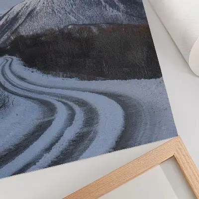 Wandposter Winterlandschaft mit Bergen und Straßenkurven in schöner Optik