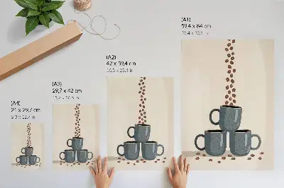 Poster graue Tassen auf cremefarbenem Hintergrund mit Kaffeebohnen