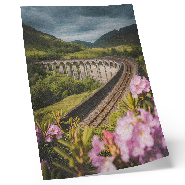 Wandposter Steinviadukt, grüne Hügel, pastellfarbene Blumen