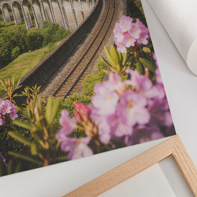 Wandposter Steinviadukt, grüne Hügel, pastellfarbene Blumen
