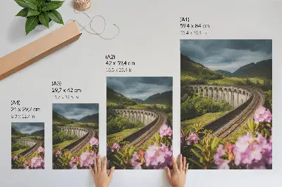 Wandposter Steinviadukt mit grünen Hügeln und pastellfarbenen Blumen