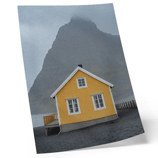 Kunstdruck auf Leinwand gelbes Haus mit Bergmotiv im minimalistischen Stil für eine friedvolle Atmosphäre
