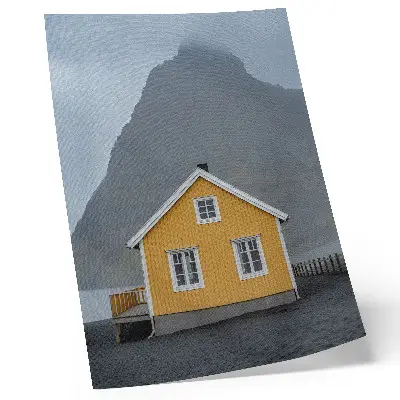 Kunstdruck auf Leinwand gelbes Haus mit Bergmotiv im minimalistischen Stil für eine friedvolle Atmosphäre