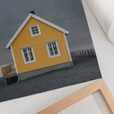 Kunstdruck auf Leinwand gelbes Haus mit Bergmotiv im minimalistischen Stil für eine friedvolle Atmosphäre