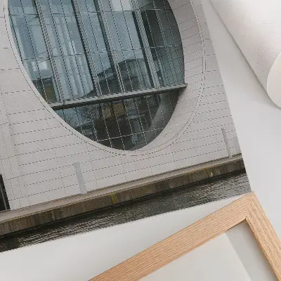 Kunstdruck auf Leinwand futuristische Fassade mit strengen Linien und Glasstruktur