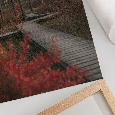 Wandposter Holzweg im Wald mit Bäumen in Herbstfarben