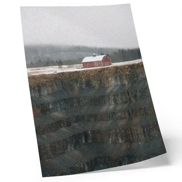 Kunstdruck auf Leinwand mit Motiv einer verschneiten Scheune am Hang im nebligen Wald