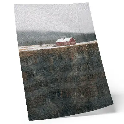 Kunstdruck auf Leinwand mit Motiv einer verschneiten Scheune am Hang im nebligen Wald